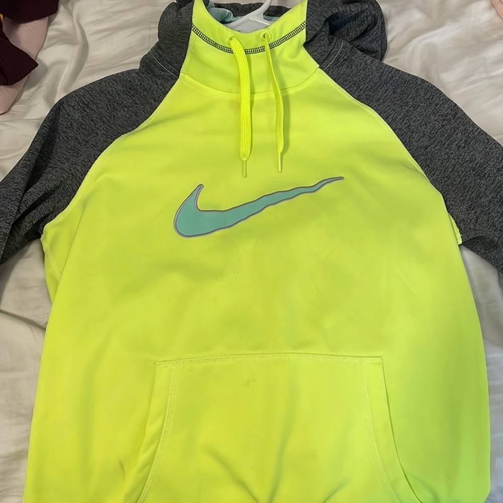 Nike therma-fit sweater